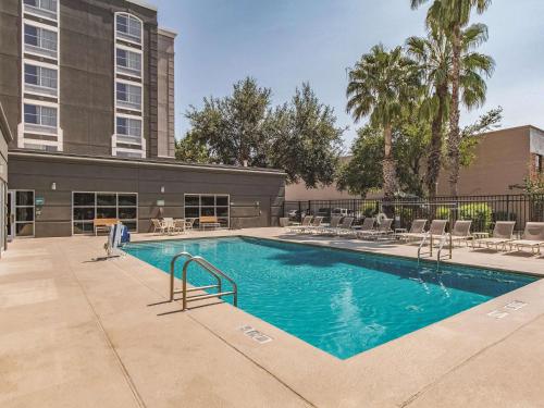 La Quinta Inn & Suites by Wyndham San Antonio Downtown Image