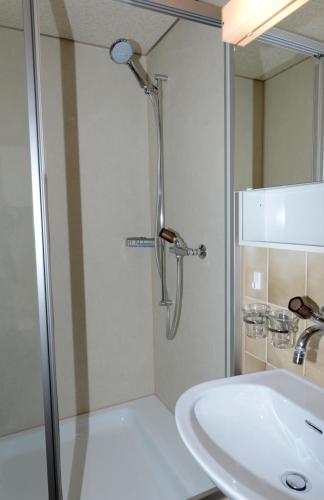 un baño con ducha y lavabo en Gasthaus Engel, en Sachseln