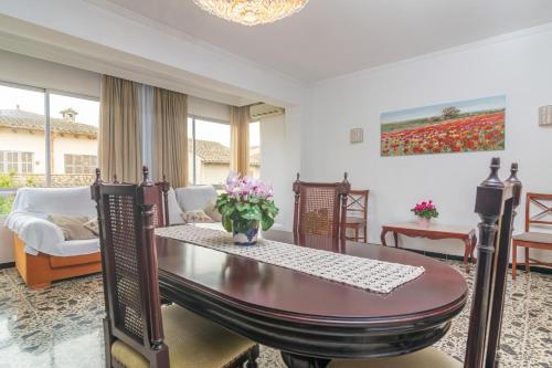 a living room with a table with flowers on it at Can Rei -Costitx- in Costitx
