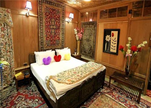 een slaapkamer met een groot bed met kleurrijke kussens bij Calm Holiday Inn in Srinagar