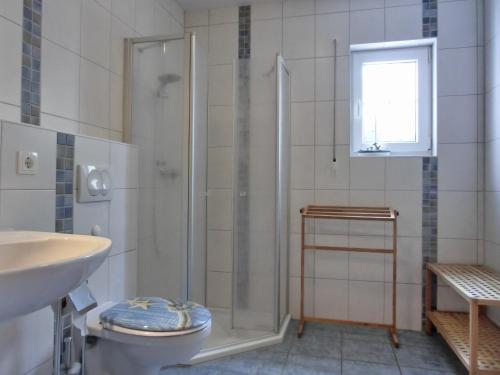 La salle de bains est pourvue d'une douche, de toilettes et d'un lavabo. dans l'établissement Ferienwohnung G11 "Idyll", à Graal-Müritz