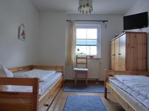 - une chambre avec 2 lits et une fenêtre dans l'établissement Ferienwohnung G11 "Idyll", à Graal-Müritz