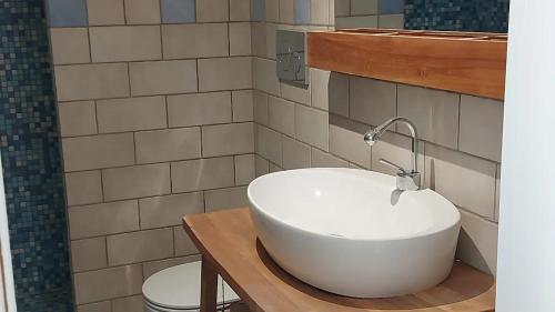 ein Badezimmer mit einem weißen Waschbecken und einer Toilette in der Unterkunft coraline in Castellammare di Stabia