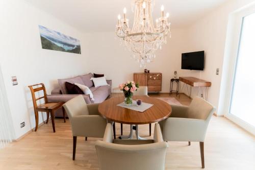 - une salle à manger et un salon avec une table et des chaises dans l'établissement Apartment Bungalow Sekirn, à Sekirn