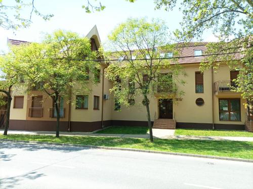 una calle vacía frente a un edificio en Aqua-Vital Prémium Apartmanok, en Hajdúszoboszló