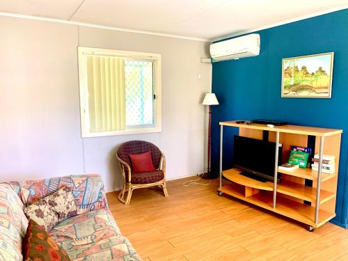 uma sala de estar com um sofá e uma televisão em Cottage 55 - Topspot Cottages em Jurien Bay