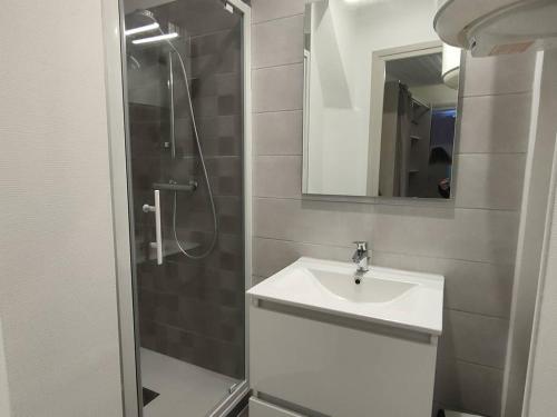 une salle de bain avec un lavabo, une douche et un miroir dans l'établissement Appartement 3 pièces pour 6 personnes, centre-ville de Cauterets, proche thermes et télécabine - FR-1-234-124, à Cauterets