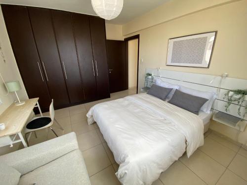 Postel nebo postele na pokoji v ubytování Pyla Palms A1 204