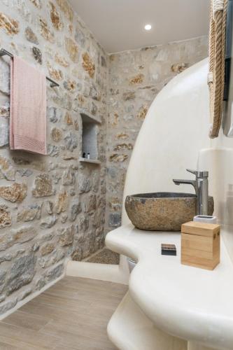 Ένα μπάνιο στο The Stone House Naxos