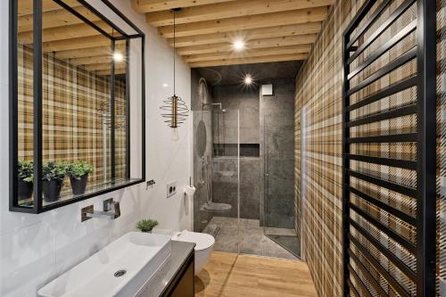 un bagno con lavandino e doccia di Rezydencja Diamond SPA a Białka