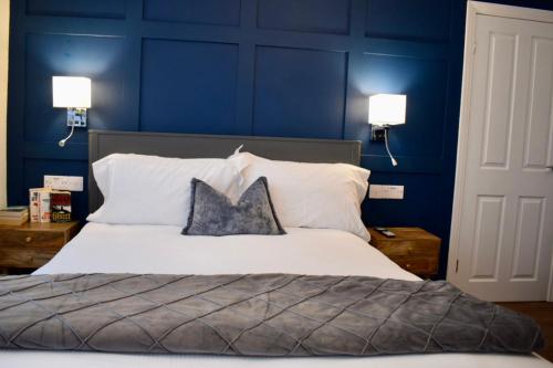 - une chambre avec des murs bleus et un lit avec deux oreillers dans l'établissement Hot Tub, Free Parking, Near Shops & Restaurants, Location 1m to City, à Jesmond