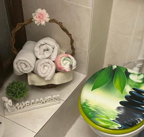 a bathroom with towels and a toilet in a room at Apartment ALMA- Vodnjan- smještaj blizina mora sa besplatnim javnim parkingom in Vodnjan