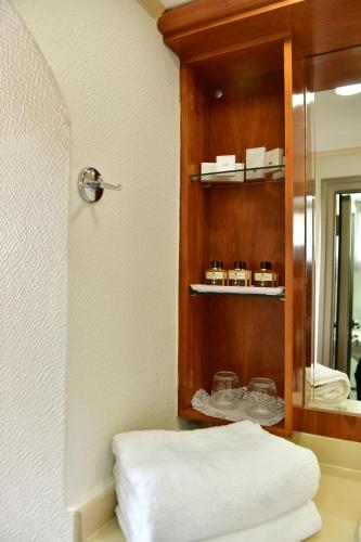 Pokój z drewnianą szafką z białymi ręcznikami w obiekcie The German House w mieście Akka