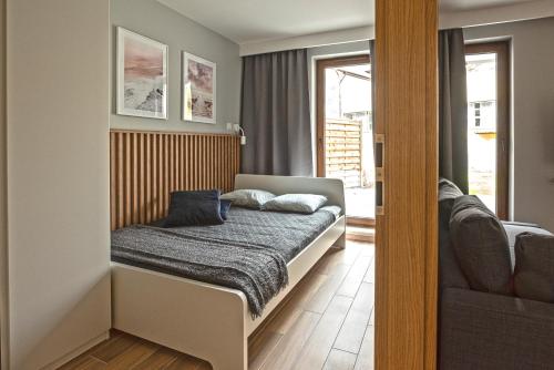 a bedroom with a bed in a room at Apartament Baltic Park Stegna - taras in Stegna