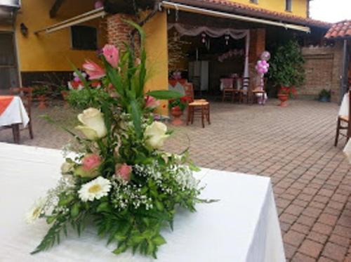 a vase of flowers on top of a table at Agriturismo Cascina del Peso in Leinì