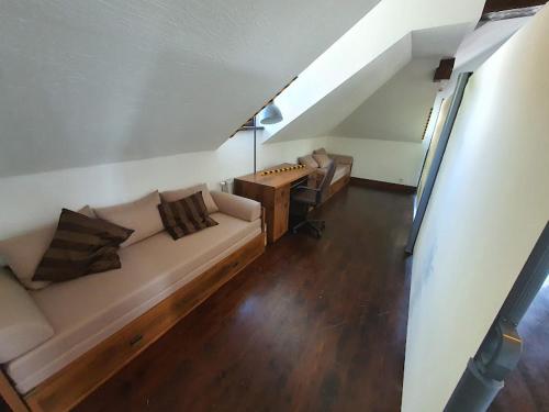 sala de estar con sofá y mesa en Suite Loft, en Zabierzów