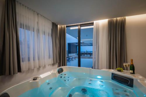 Φωτογραφία από το άλμπουμ του Luxury Villa Spotlight with Pool σε Kastela