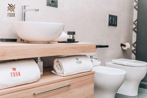 bagno con lavandino e servizi igienici di Four Pompei a Pompei