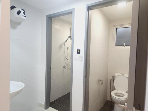 Un baño de Netflix Panda House 3B2R Rimbayu kota kemuning with Atari games