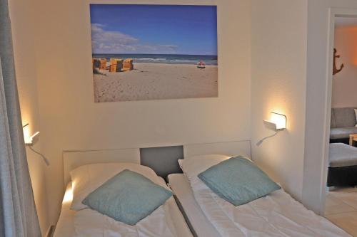 1 dormitorio con 2 camas y una foto de la playa en Strandhus Windjammer, en Kalifornien