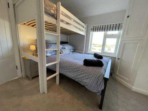 a bedroom with a bunk bed and a bunk bed gmaxwell gmaxwell gmaxwell gmaxwell at Coastal getaway in Heacham in Heacham