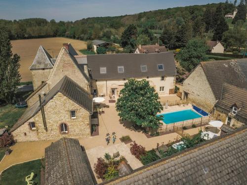 vista aerea di una casa con piscina di Le Petit Nançay a Thénioux