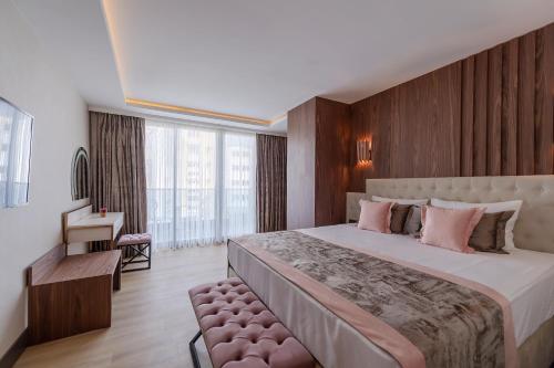 Кровать или кровати в номере Sealife Royal Suites