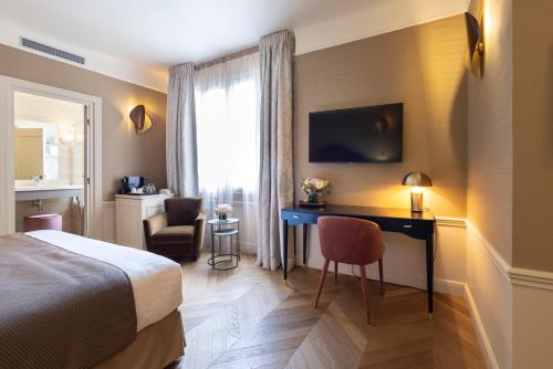 a hotel room with a bed and a desk at Hotel Residence Foch in Paris