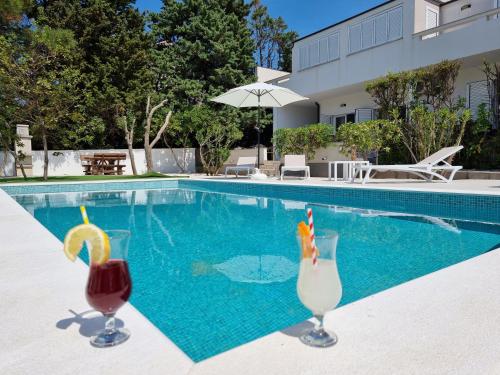 - deux cocktails au bord de la piscine dans l'établissement Villa FLAMINGO Deluxe Novalja, à Novalja