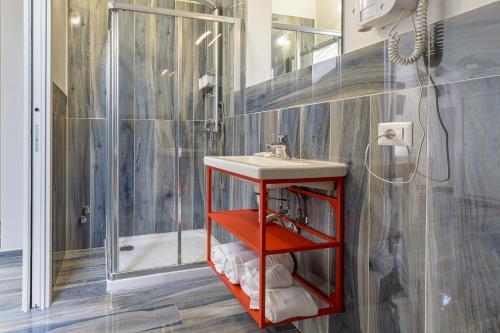 y baño con lavabo y ducha. en B&B al Palazzo, en Agropoli
