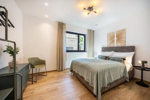 um quarto com uma cama e uma janela em Videre Lodge Gantkofel em Gargazzone