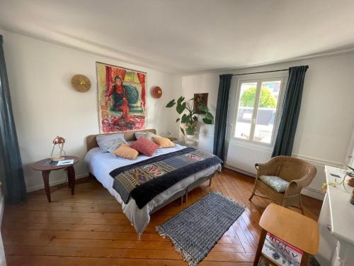 a bedroom with a bed and a window at 3DALIPHARD in Rouen