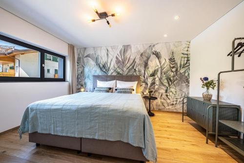 1 dormitorio con 1 cama y un mural en la pared en Videre Lodge Wasserfall en Gargazzone