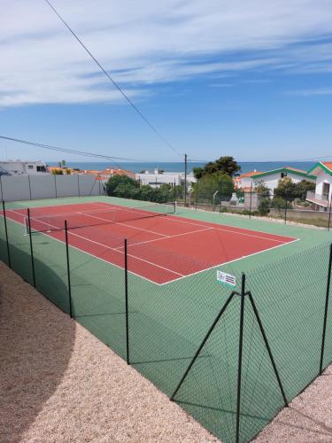 - un court de tennis avec un filet dans l'établissement Sonho do Mar Ap., à Nazaré