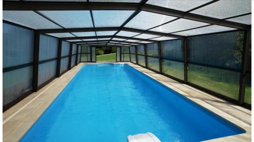 une piscine de tête à structure ouverte dans l'établissement LA FONTAINE ROMY, à Genneville