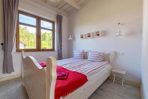 Un pat sau paturi într-o cameră la Malinowe Wzgórze domki 60 m2 z balią na wyłączność - płatna