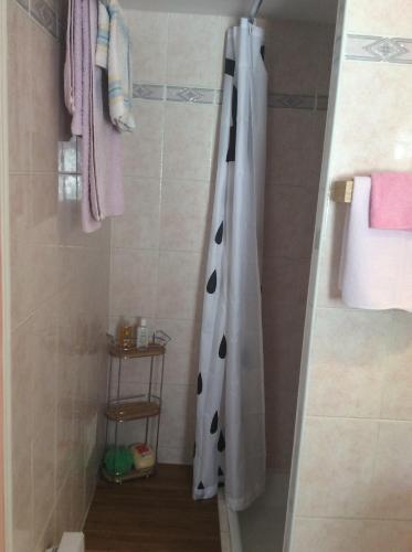 una ducha con cortina de ducha en blanco y negro en Un petit coin sympa, en Draguignan