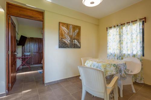 a dining room with a table and chairs at Hotel Turístico Marian in Las Terrenas