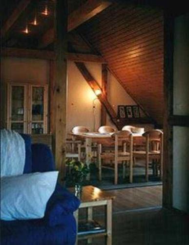 - un salon avec un canapé et une table dans l'établissement Ferienhaus Kamp Familie Diebenow, à Kamp
