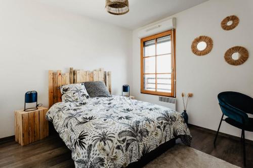 une chambre avec un lit et une fenêtre dans l'établissement T2 Haut Standing Parking privé Wi-Fi TV Netflix, à Valenciennes