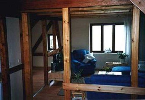 - un salon avec un canapé et des lits superposés dans l'établissement Ferienhaus Kamp Familie Diebenow, à Kamp