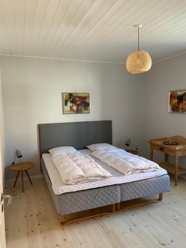 a bedroom with a bed in a room at Skøn ferielejlighed i midten af Svaneke udlejes, minimum 4 dage in Svaneke