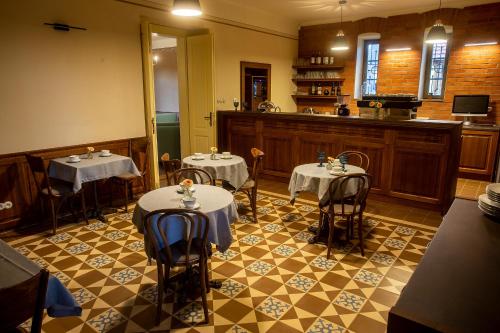 um restaurante com duas mesas com toalha de mesa branca em Vagačov dom em Detva