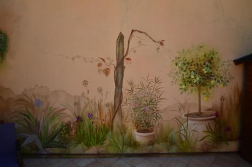 a mural of plants on a wall at Casa Gabri in Toscolano Maderno