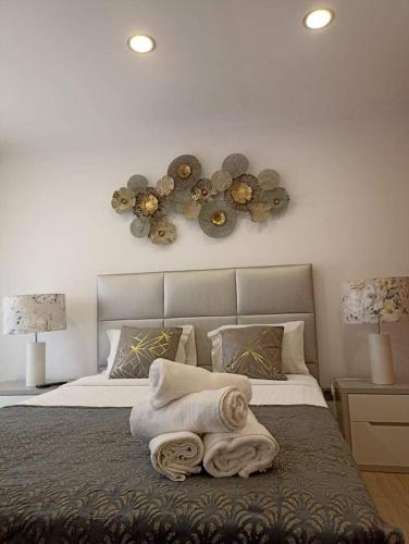a bedroom with a bed with towels on it at Moradia Meca - Casas para Férias in Nazaré