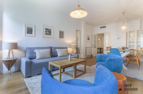 sala de estar con sofá azul y mesa en MIT House Retiro III en Madrid, en Madrid