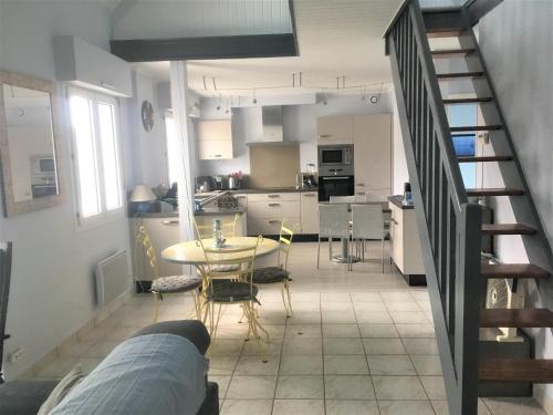 un salon avec une table et une cuisine dans l'établissement ONDINE - Agréable Duplex, Plage 30m - TK13, à Carnac