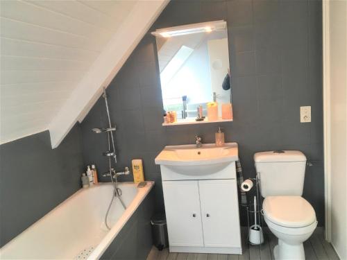 une salle de bain avec un lavabo, des toilettes et une baignoire dans l'établissement ONDINE - Agréable Duplex, Plage 30m - TK13, à Carnac