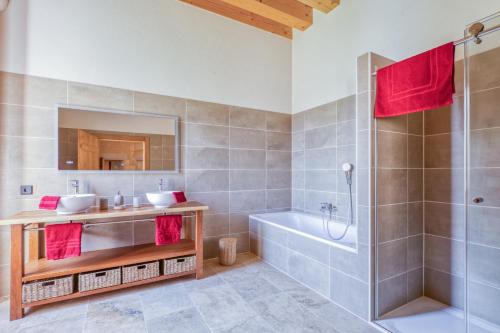 La salle de bains est pourvue de 2 lavabos, d'une baignoire et d'une douche. dans l'établissement Château de Vieux Moulin, 