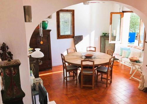 a dining room with a table and chairs at Villa Allen in Torre delle Stelle
